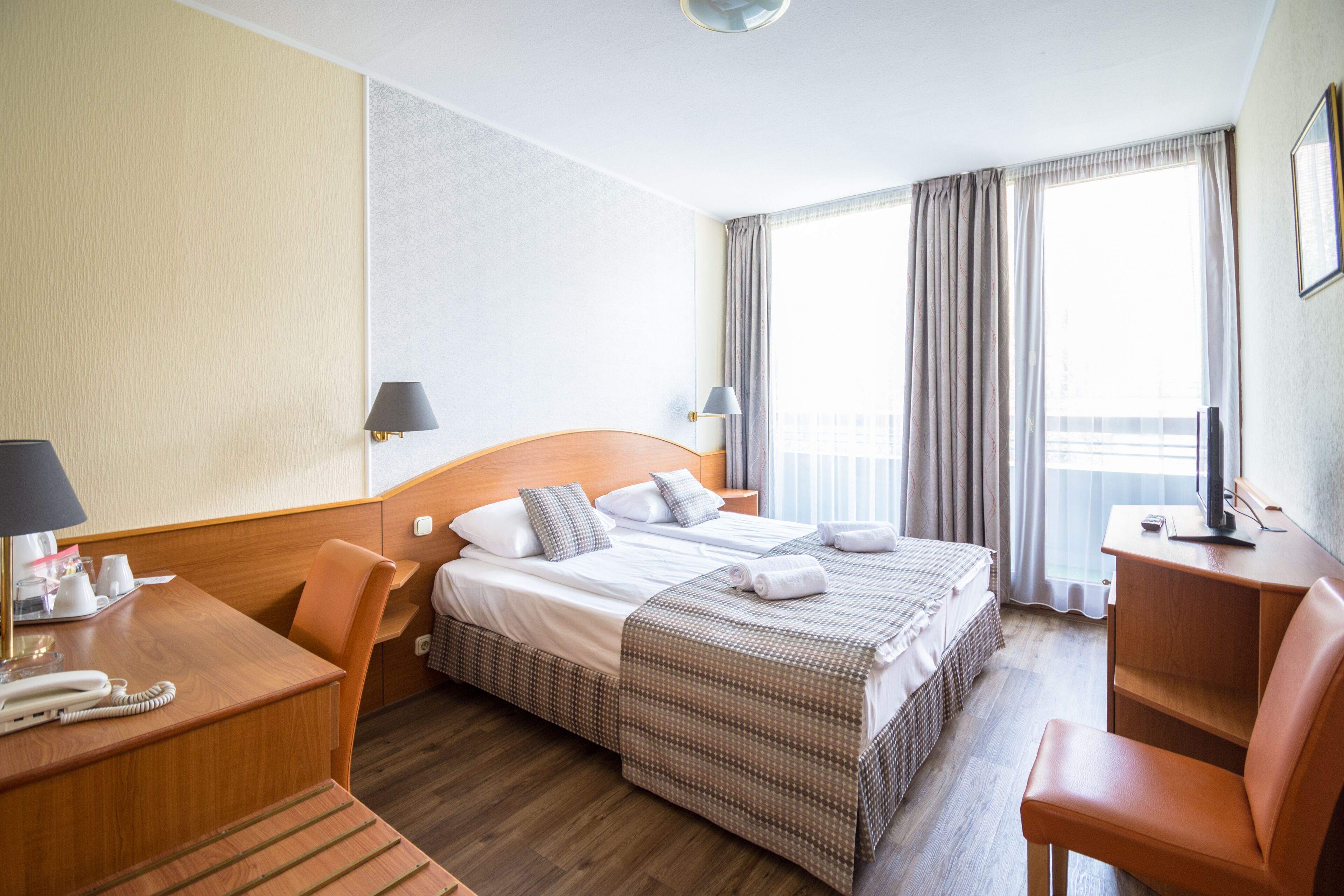 deluxe double room | hypo-allergenic bedding, pillow-top beds, minibar, in-room safe