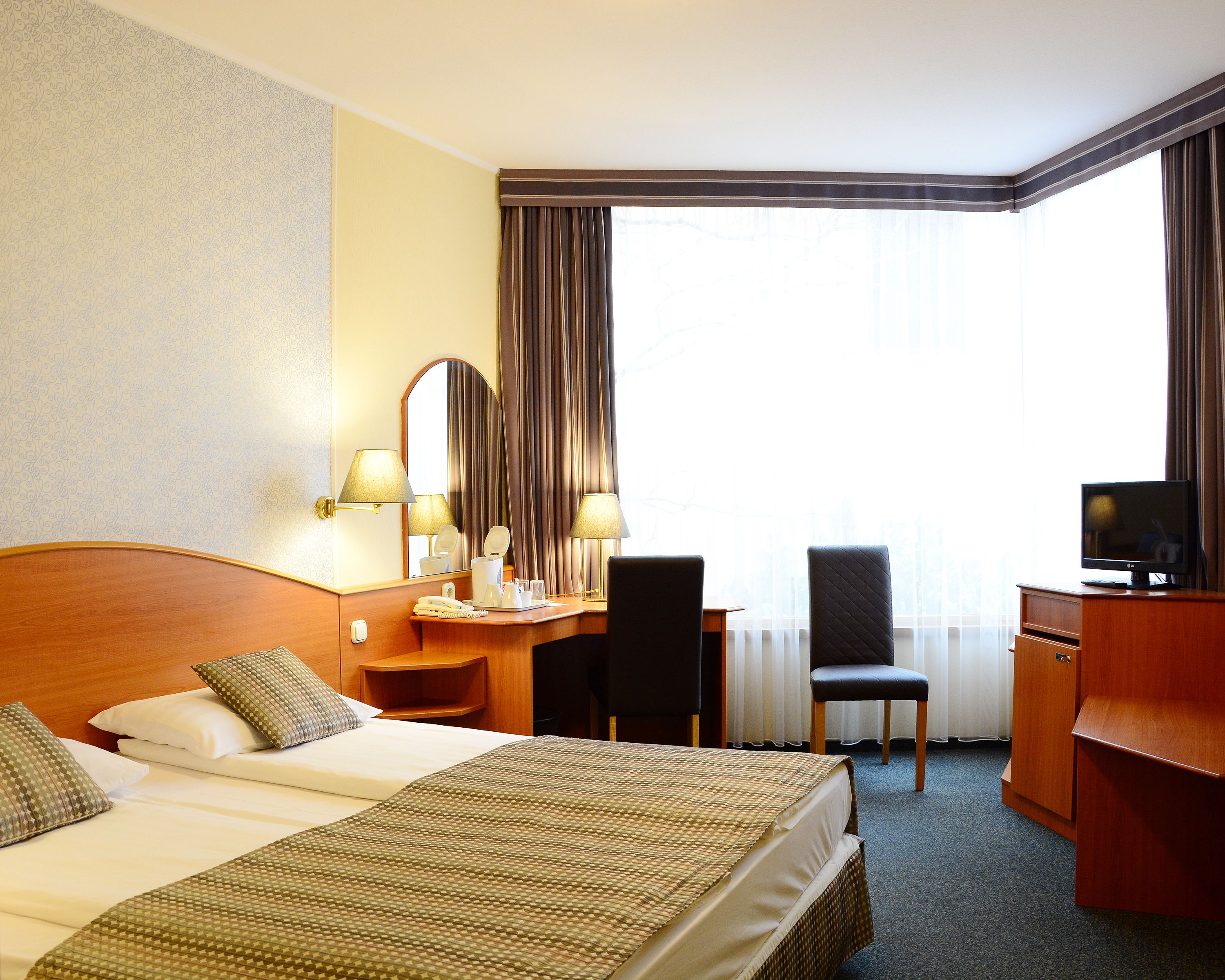 deluxe double room | hypo-allergenic bedding, pillow-top beds, minibar, in-room safe