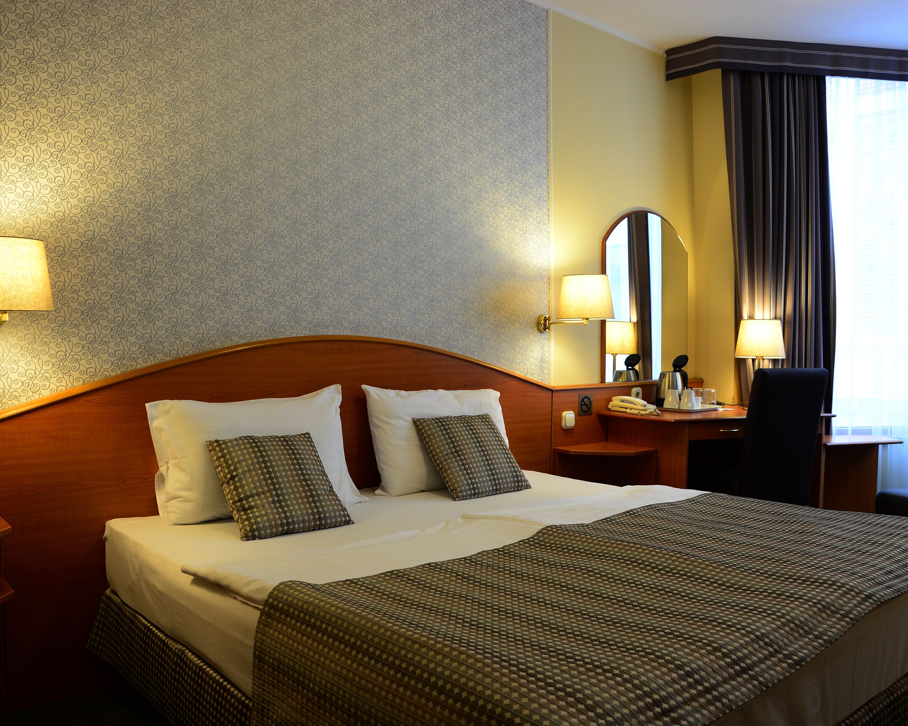 deluxe double room | hypo-allergenic bedding, pillow-top beds, minibar, in-room safe