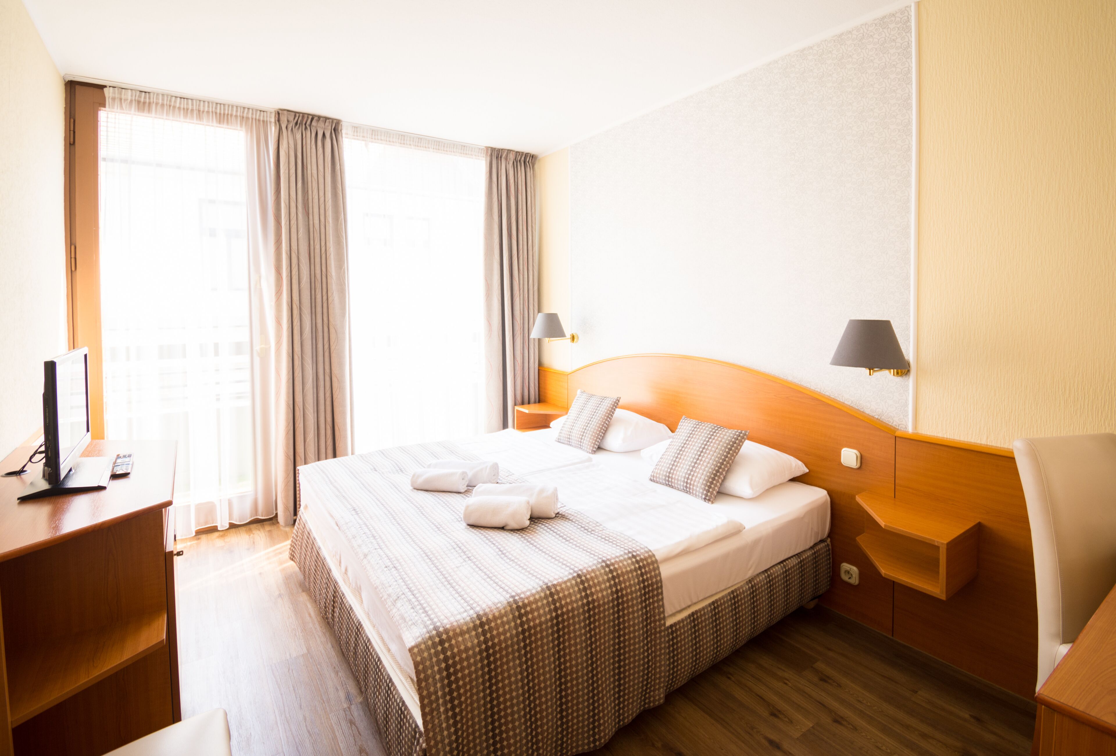 deluxe double room | hypo-allergenic bedding, pillow-top beds, minibar, in-room safe