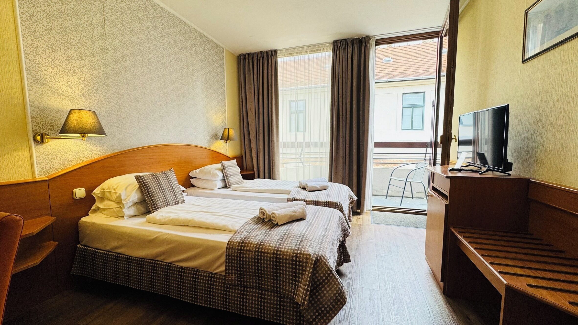 Deluxe Twin Room with Balcony | 防过敏的被褥、加厚床垫、迷你吧、客房内保险箱