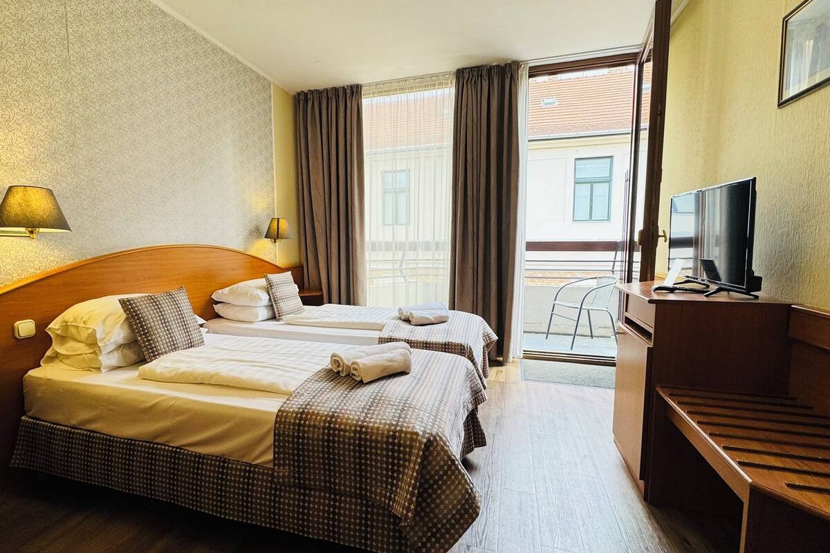 Deluxe Twin Room with Balcony | Ropa de cama hipoalergénica, colchones con acolchado adicional, minibar