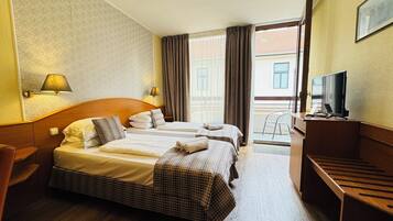 Deluxe Twin Room with Balcony | Hypo-allergenic bedding, pillowtop beds, minibar, in-room safe