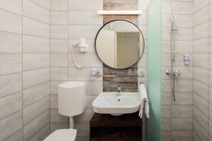 Shower, hair dryer, towels, toilet paper - Hotel Benczur (Budapest)