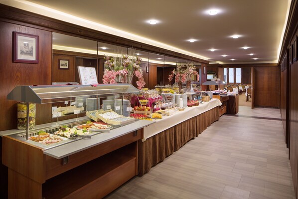 Petit déjeuner buffet (10 EUR par personne)