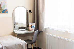 Hypo-allergenic bedding, in-room safe, desk, blackout drapes - Hotel Benczur (Budapest)