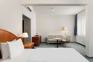 小型套房 | 办公桌、遮光窗帘、免费 WiFi、床单