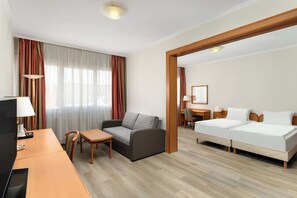 Suite (with air-conditioning) | Escritorio, cortinas opacas, wifi gratis y ropa de cama