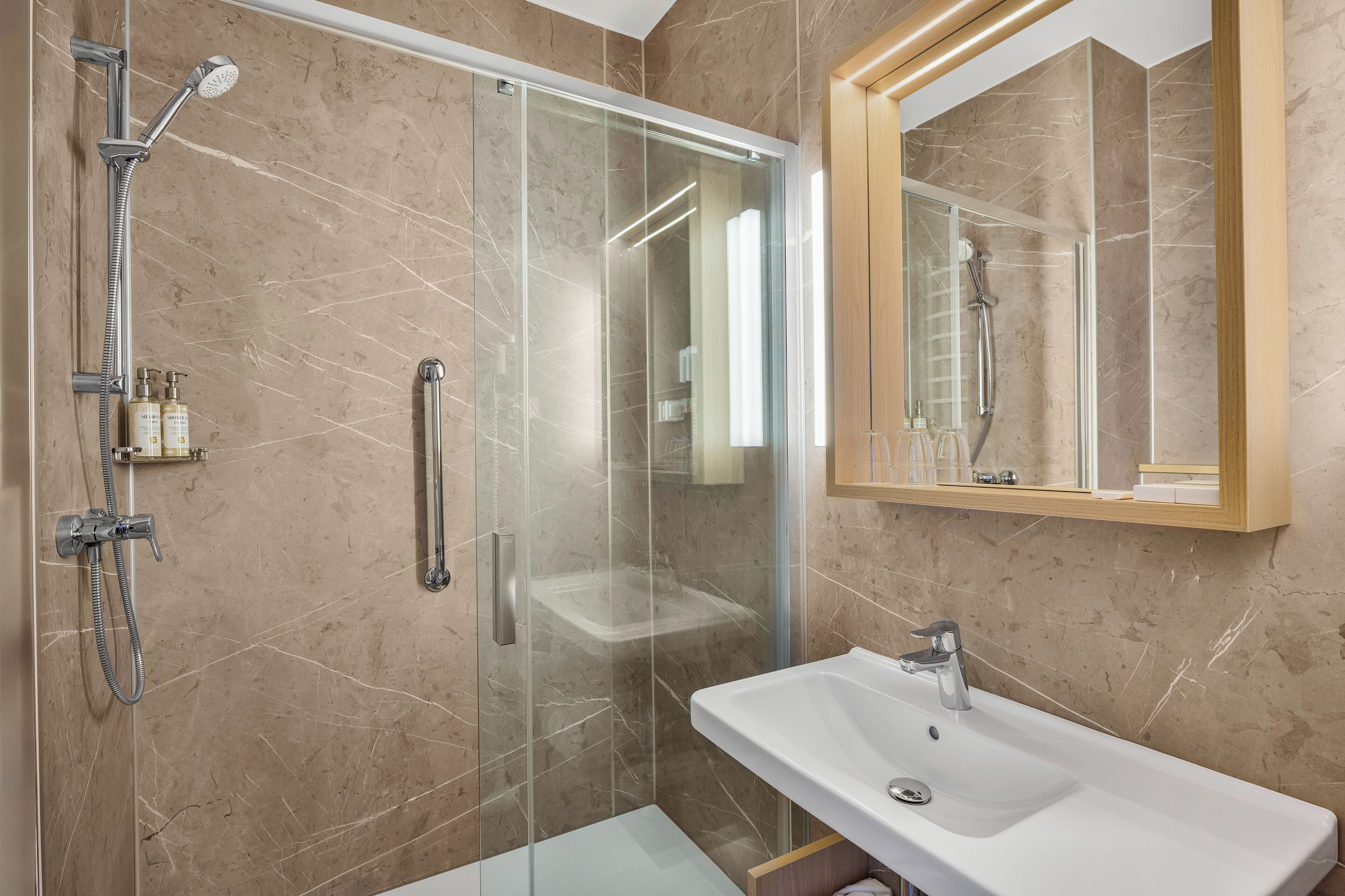 Quarto casal ou duplo premium (with AC) | Banheiro | Produtos de toalete grátis, secador de cabelo, toalhas de banho 