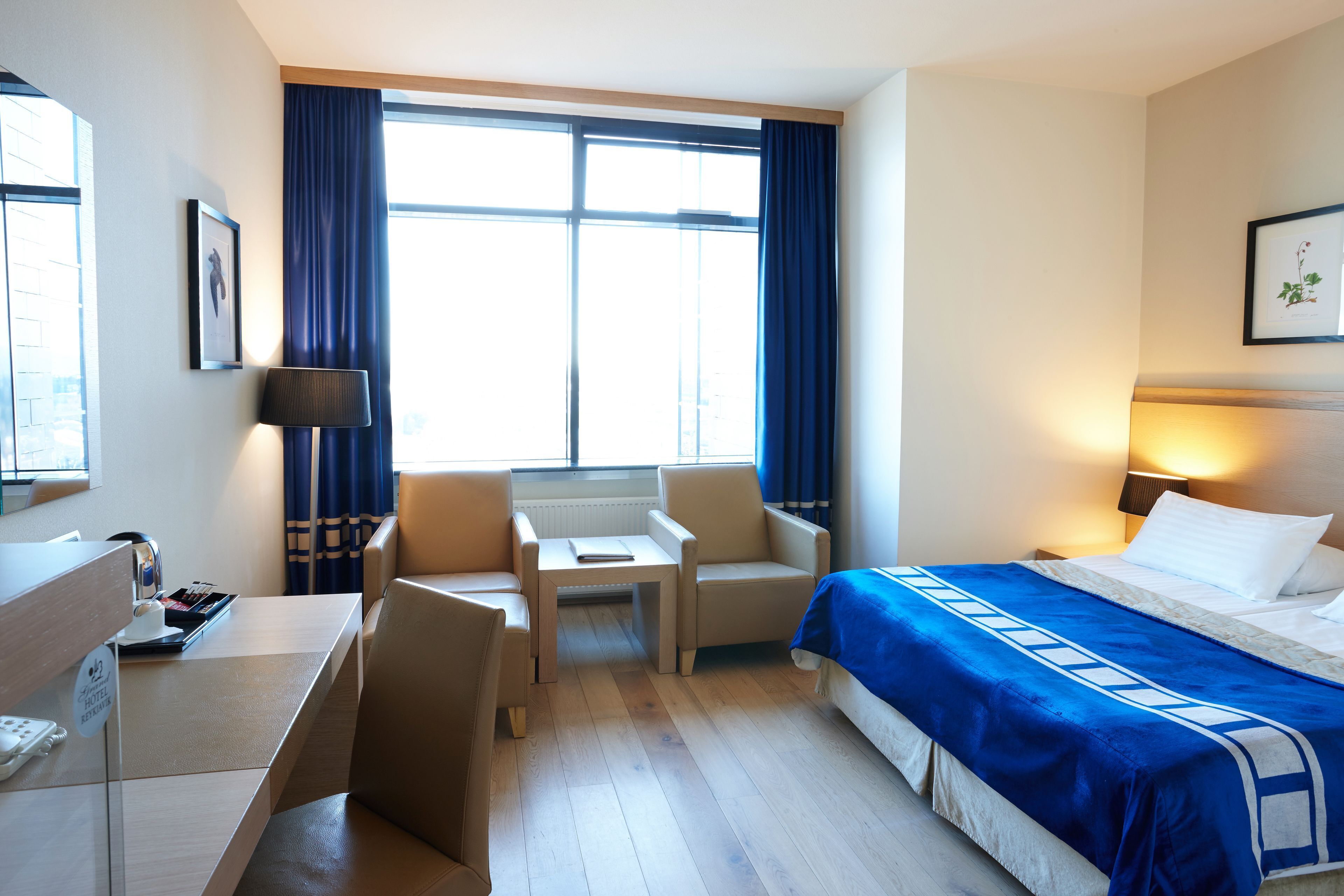 Zimmersafe, Schreibtisch, laptopgeeigneter Arbeitsplatz