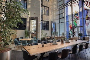 Lobby lounge