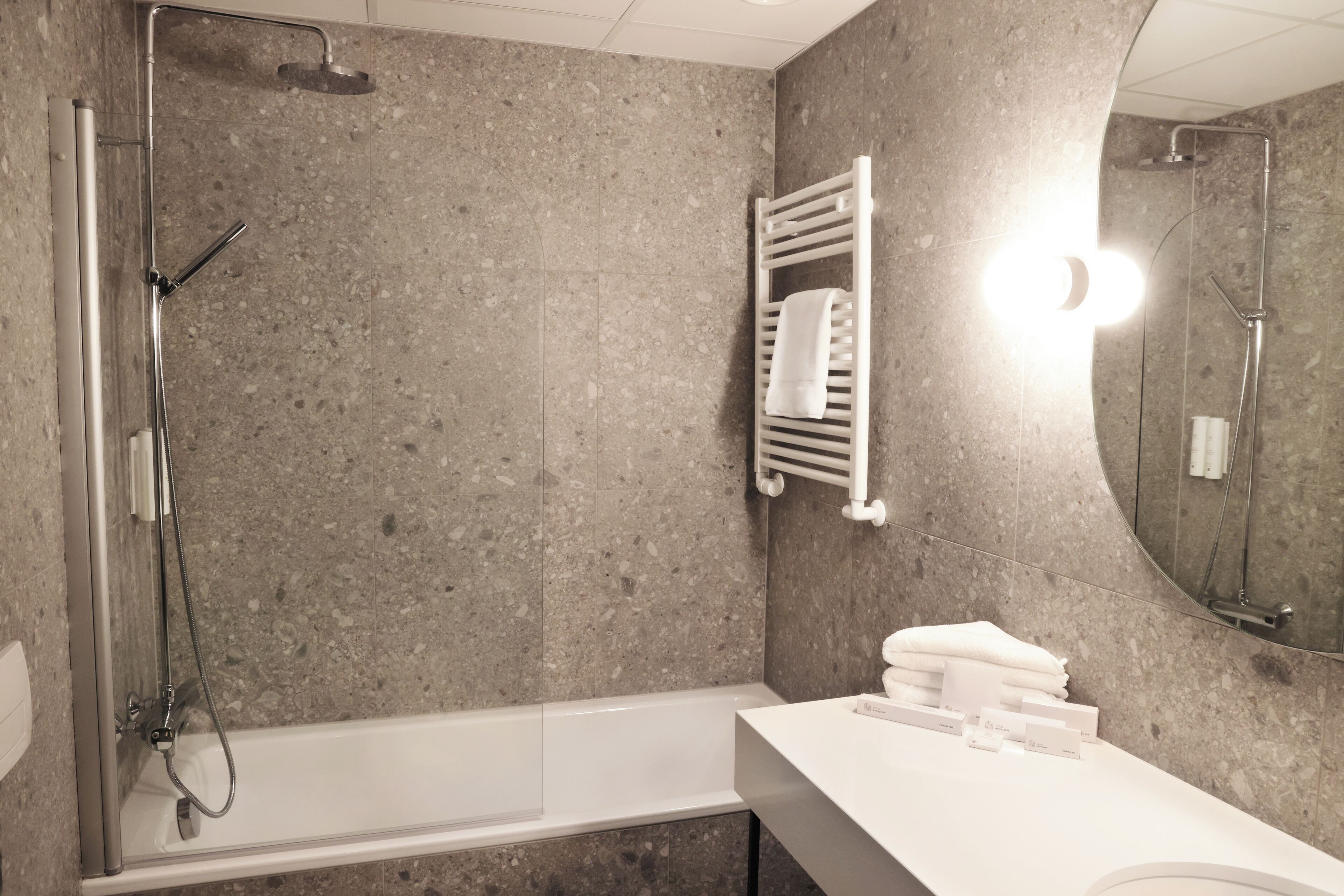 Une salle de bain moderne avec une baignoire sur pieds, un espace douche et un meuble-lavabo avec un miroir.