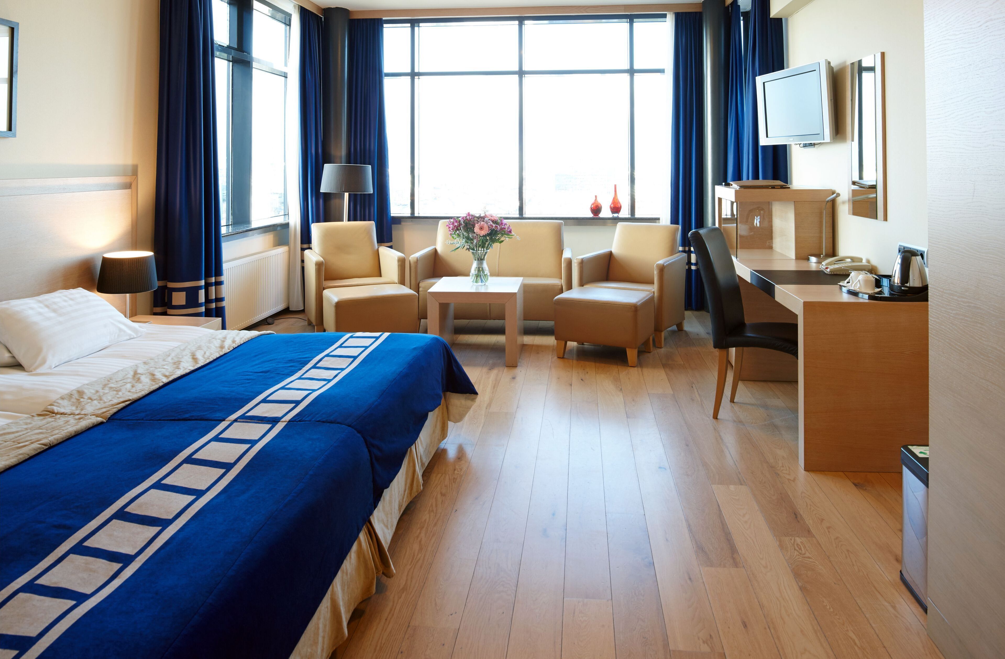 Zimmersafe, Schreibtisch, laptopgeeigneter Arbeitsplatz