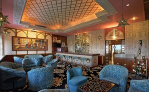 2 bars/lounges