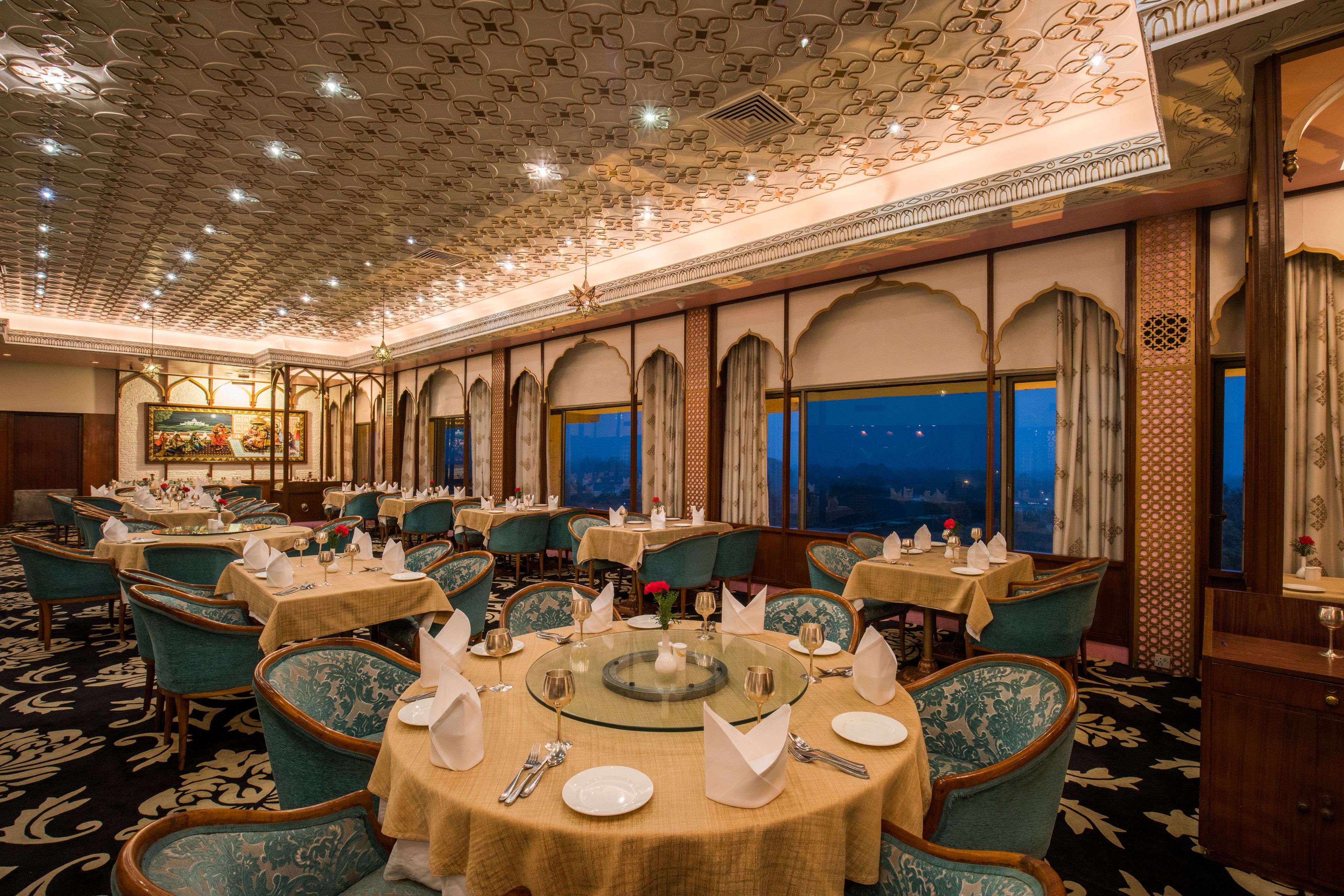 3 restaurants, breakfast served