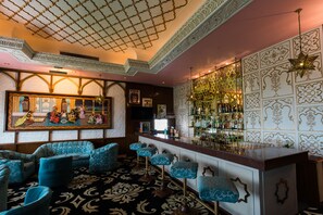 2 bars/lounges