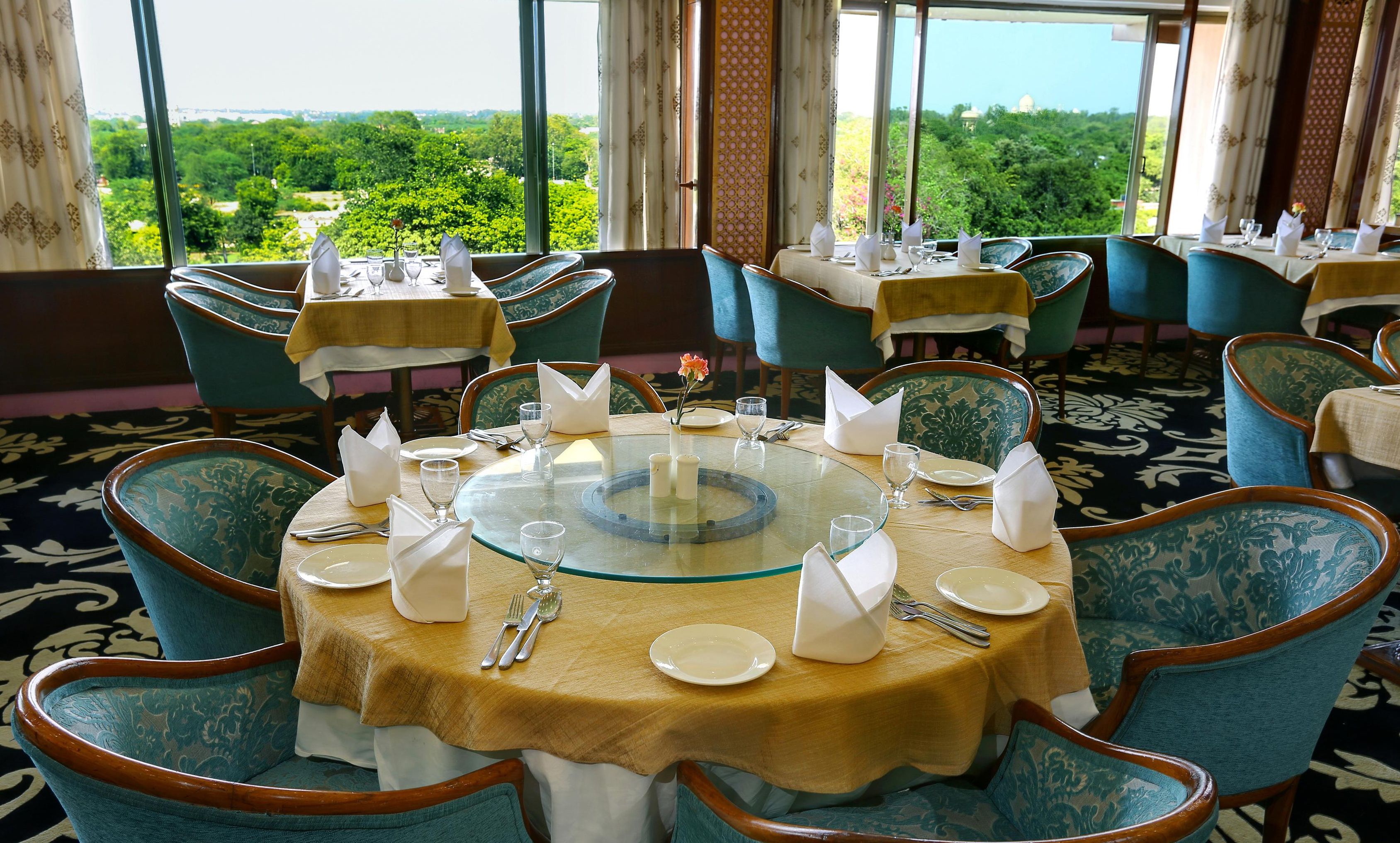 3 restaurantes, se sirve desayuno 