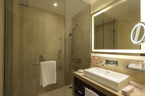 Premier-Zimmer, Terrasse, Gartenblick | Badezimmer | Designer-Toilettenartikel, Haartrockner, Hausschuhe, Handtücher