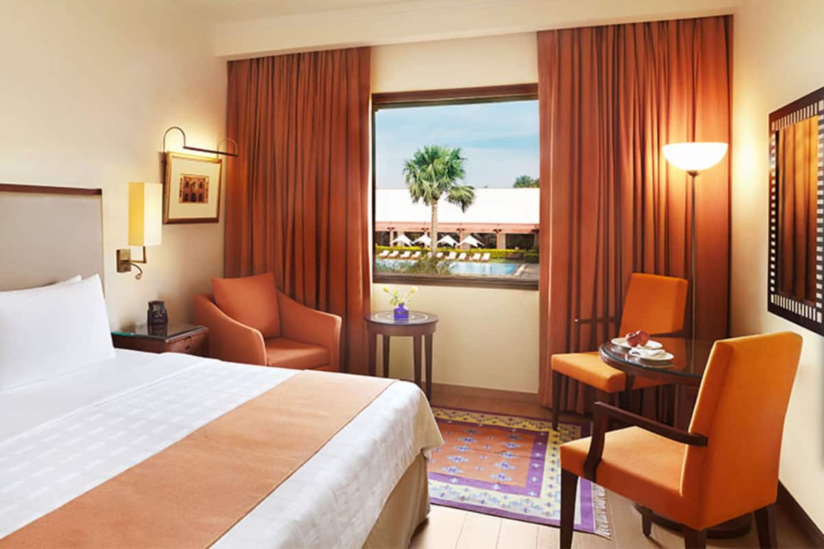 deluxe room | minibar, in-room safe, desk, cots/infant beds