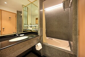 Suite, 1 King Bed, Sea View | Premium bedding, minibar, in-room safe, desk - Fariyas Hotel (Mumbai)