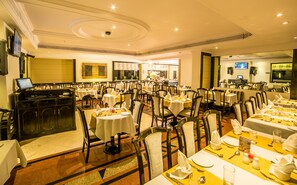 Daily buffet breakfast for a fee - Fariyas Hotel (Mumbai)