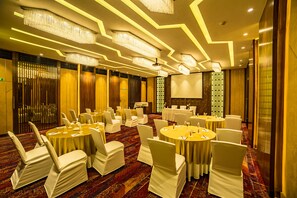 2 restaurants; lunch, dinner, and brunch served - Fariyas Hotel (Mumbai)