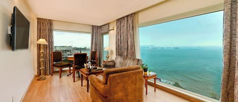 Suite, 1 kingsize bed, uitzicht op zee | 1 slaapkamer, luxe beddengoed, een minibar, een kluis op de kamer