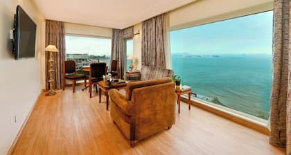 Fariyas Hotel