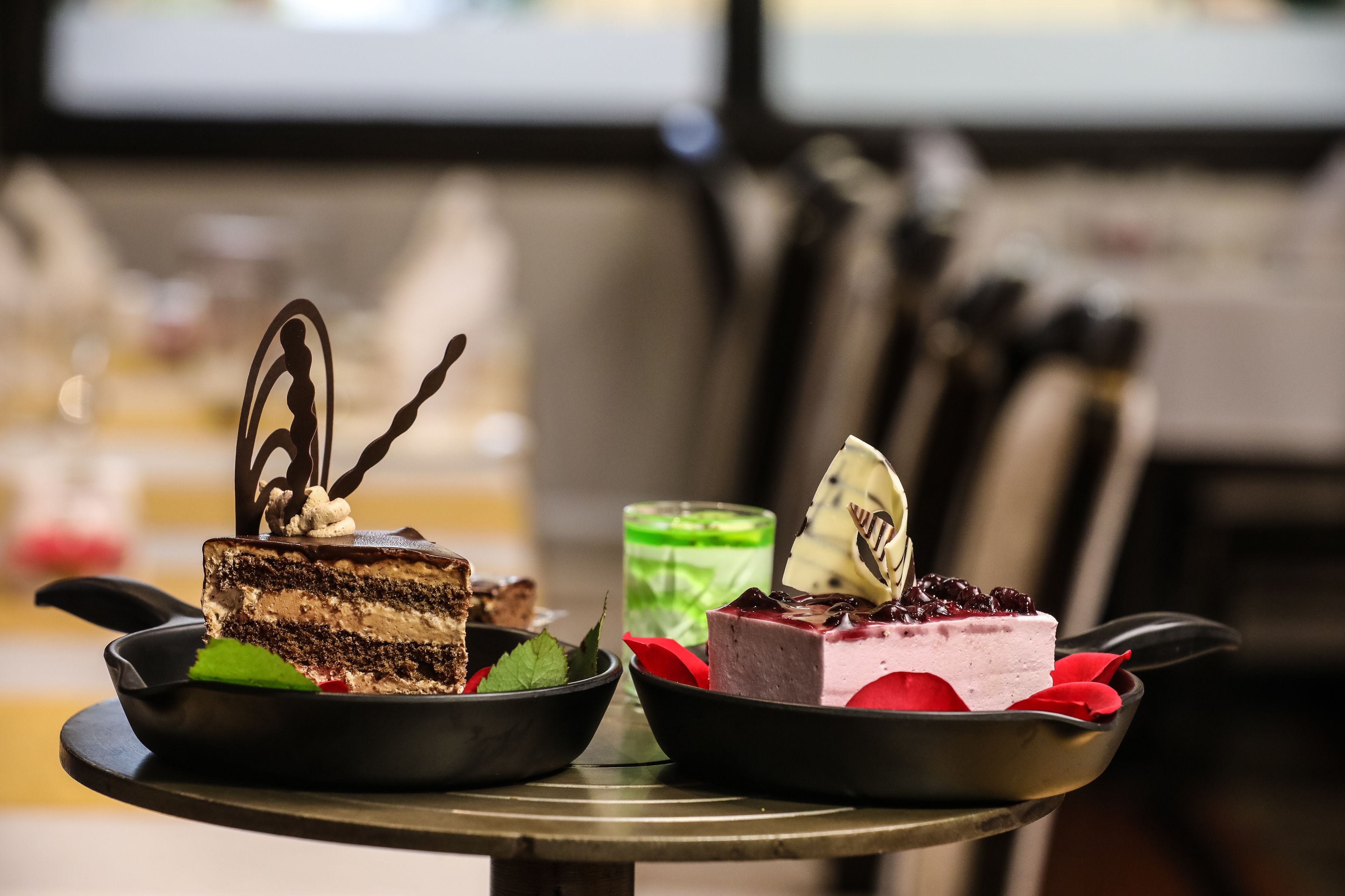 Deux assiettes à dessert sur une table, avec un arrière-plan flou.