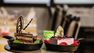 Deux assiettes à dessert sur une table, avec un arrière-plan flou.
