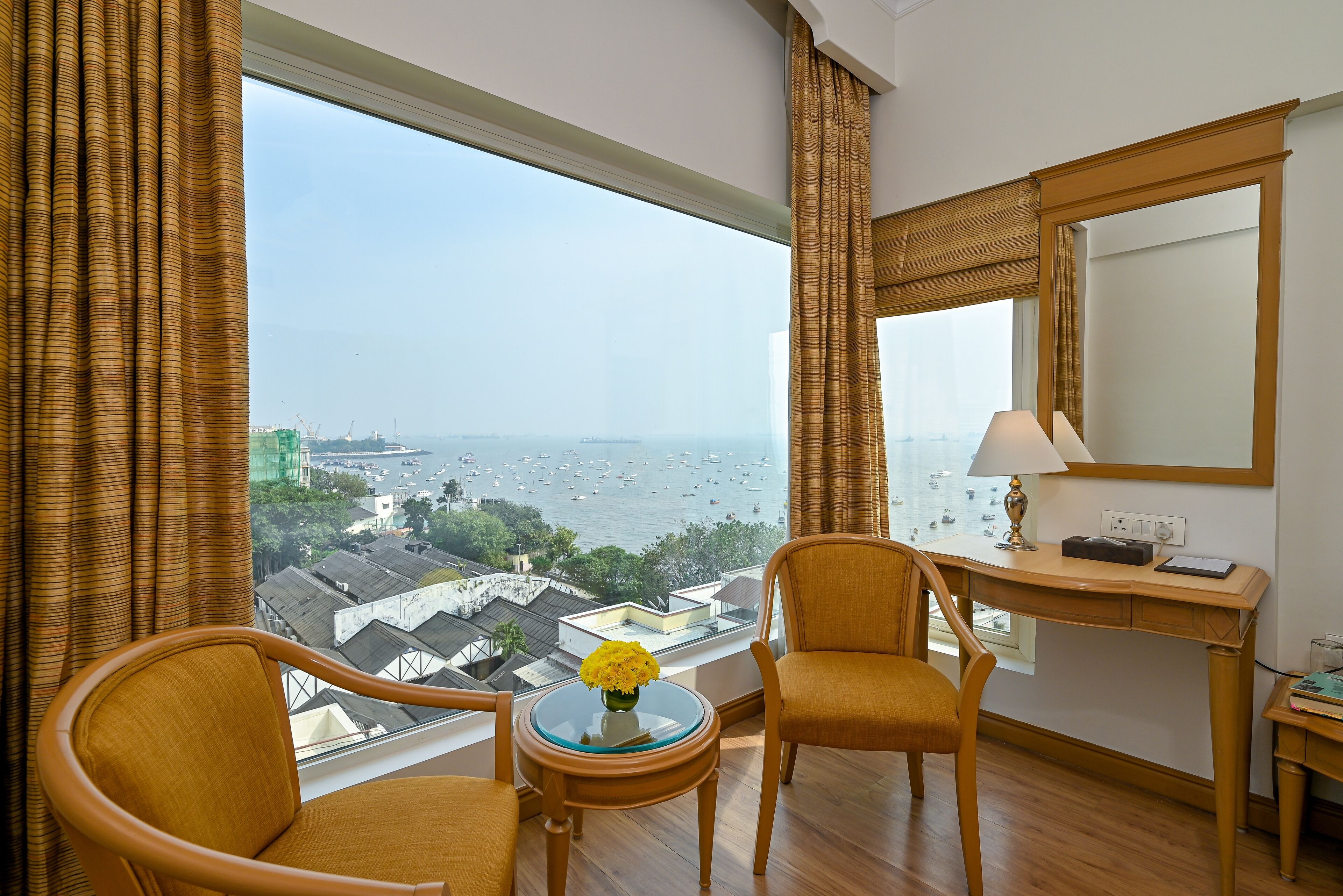 เครื่องนอนระดับพรีเมียม, มินิบาร์, ตู้นิรภัยในห้องพัก, โต๊ะทำงาน