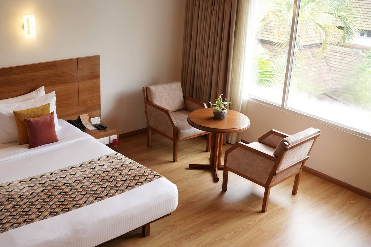 Habitación Deluxe | Ropa de cama de alta calidad, minibar, caja fuerte y escritorio