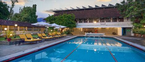 Kolam renang outdoor, dengan payung kolam renang