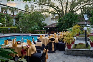 2 restaurants, breakfast, lunch, dinner served; seafood 