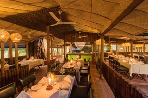 2 restaurantes; se sirven desayunos, almuerzos y cenas