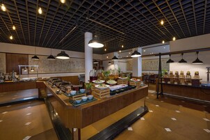 2 restaurants, breakfast, lunch, dinner served; seafood