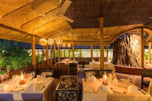 2 restaurants, servant le déjeuner et le dîner; cuisine de fruits de mer