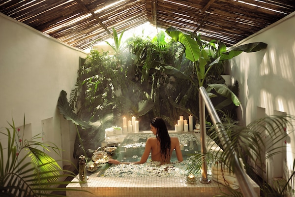 Couples treatment rooms, sauna, hot tub, steam room, body treatments