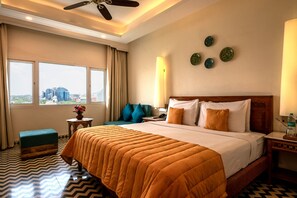 Rom | Minibar, safe på rommet, skrivebord og skrivebord for bærbar PC