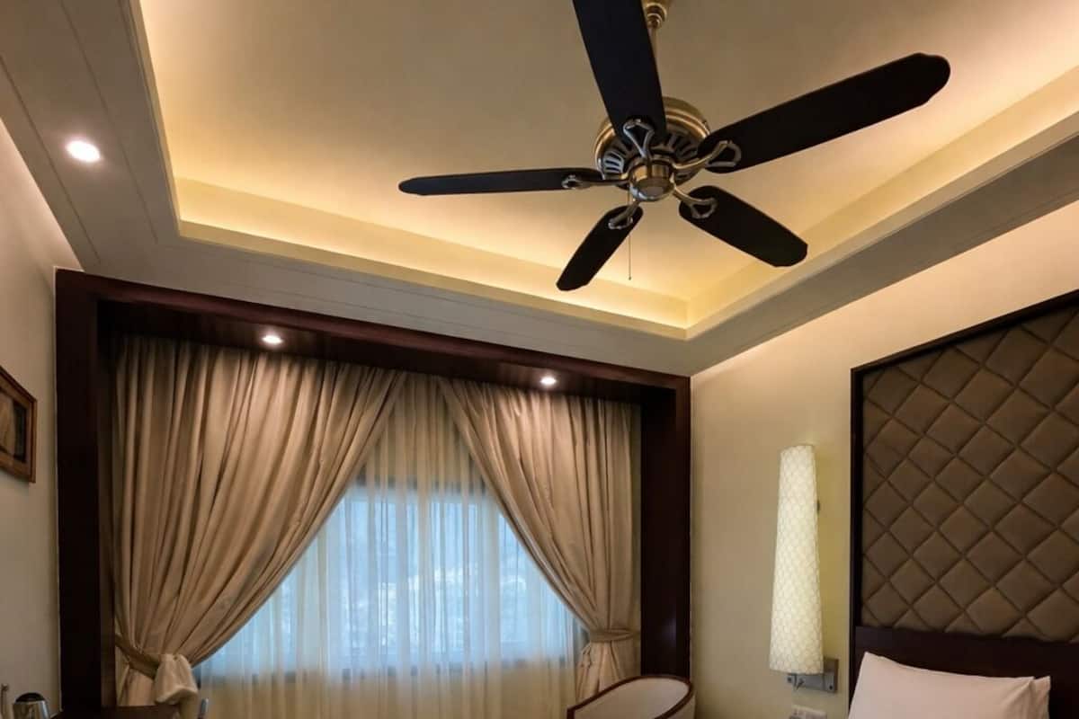ميني بار وخزنة داخل الغرفة ومكتب ومساحة عمل للكمبيوتر المحمول