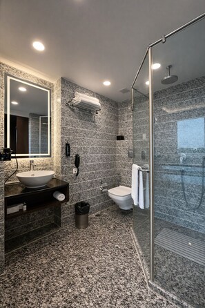 Premier Twin Room | Bathroom | Shower, free toiletries, hair dryer, slippers