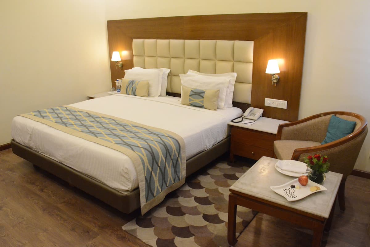 Minibar, in-room safe, desk, free WiFi
