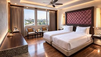 Superior Twin Room | Bar mini, peti besi dalam bilik, meja, Wi-fi percuma