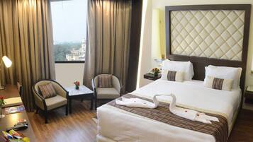 Room | Bar mini, peti besi dalam bilik, meja, Wi-fi percuma