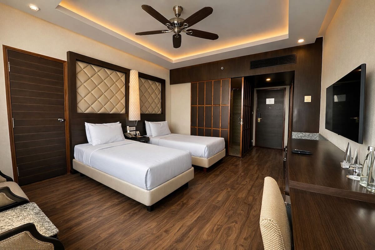 Frigobar, cofres nos quartos, escrivaninha, Wi-Fi de cortesia