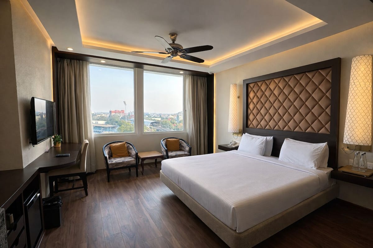 Quarto luxo, 1 cama King | Frigobar, cofres nos quartos, escrivaninha, Wi-Fi de cortesia