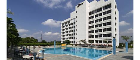 Piscine extérieure, chaises longues