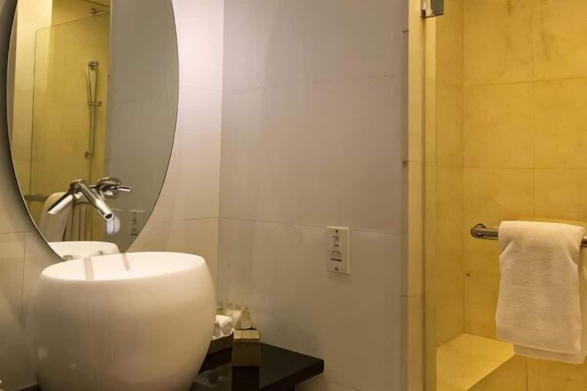 Badkamer | Gratis toiletartikelen, een haardroger, badjassen, pantoffels