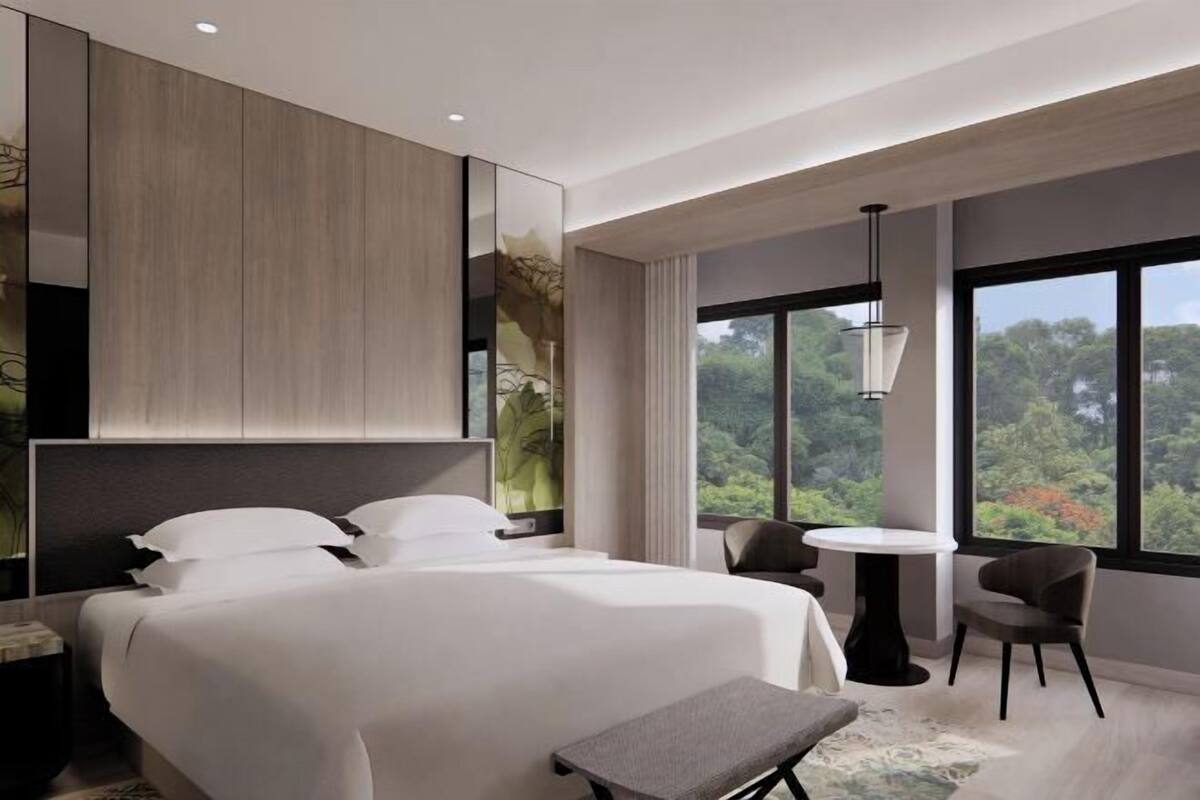 Premium bedding, in-room safe, laptop workspace, iron/ironing board