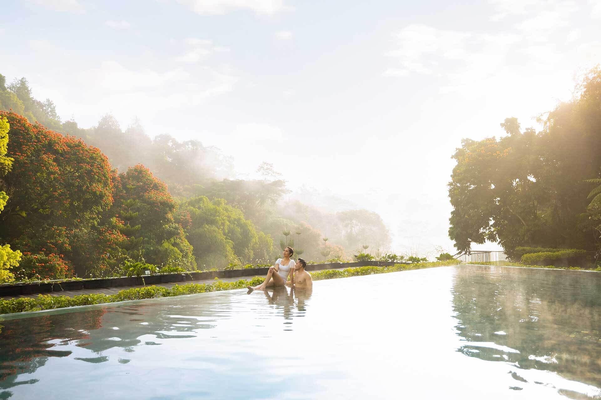 Kolam renang outdoor, dengan kursi berjemur